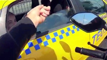 Motosiklet sürücüsü, trafikte taksideki kadının elini tuttu