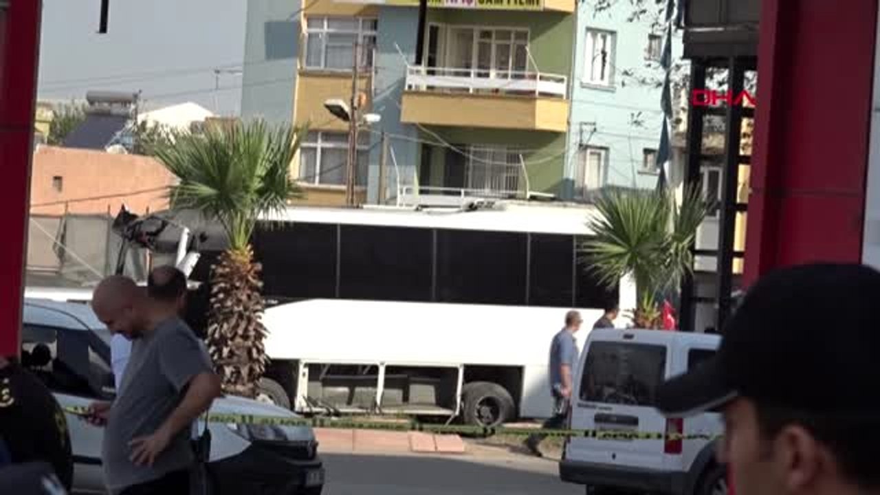 Adana'da polis servis aracına bombalı saldırı 1'i polis, 5 yaralı -6