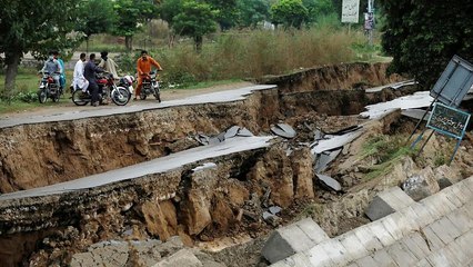 Pakistan’da deprem : Yollar yarıldı, direkler yıkıldı, 37 ölü