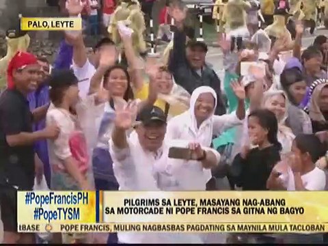 Pamilyang nadaanan ni Pope Francis sa highway sa Leyte, nagalak dahil sa pag-bless sa kanila ng Papa