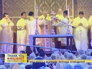 Ama ng namatay na volunteer sa Tacloban airport mass, nakausap ni Pope Francis