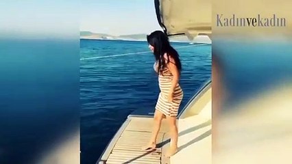 Ebru Polat denize elbiseyle atladı
