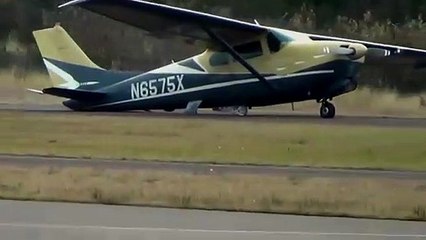 Un avion Cessna 210 atterrit sans train principal