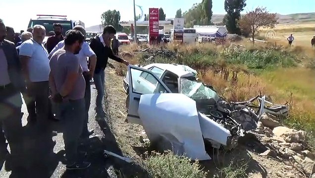 Tır ile otomobil çarpıştı: 3 ölü, 3 yaralı - BİTLİS