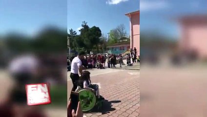 Engelli öğrencisiyle dans eden öğretmenin güzel anları