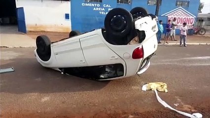 Carro capota em grave colisão no Bairro Santa Felicidade