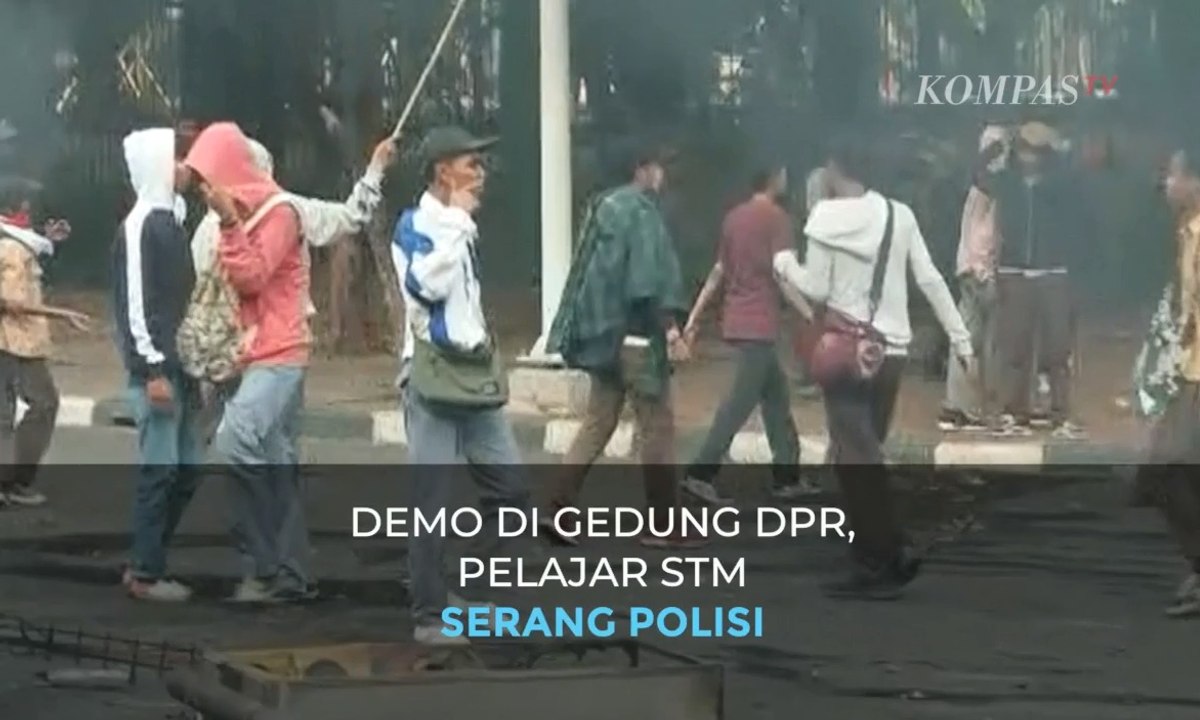 Detik-detik Aksi Anarkistis Pelajar STM Serang Polisi di Sekitar Gedung DPR
