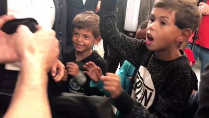 Jacques-Henry Eyraud remet les sacs d’entraînement aux enfants du FC La Castellane