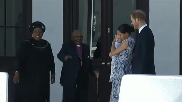 Al pequeño Archie asiste a su primer acto oficial en Sudáfrica