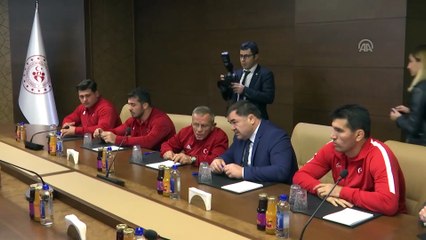 Bakan Kasapoğlu, milli güreşçileri kabul etti - ANKARA