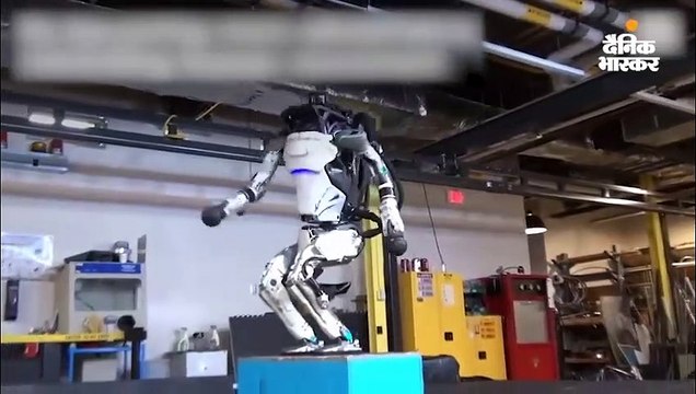 जिमनास्ट की तरह छलांग लगाता है यह रोबोट एटलस, पलक झपकते ही चढ़ जाता है सीढ़ियां