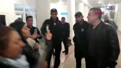 Ukrayna'da çocuklarını arayan aile ile polis arasında arbede