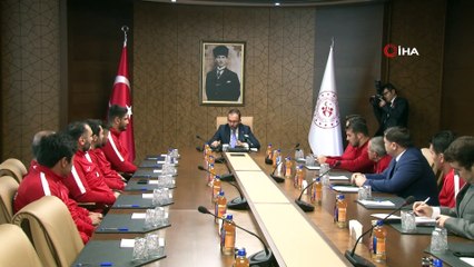 Bakan Kasapoğlu, Güreş Milli Takımı’nı kabul etti