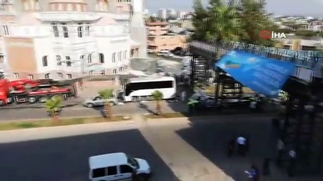 Adana'da polis servis aracına bombalı saldırı: 5 yaralı