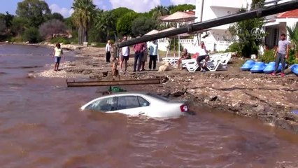 Didim'deki sağanakta otomobil denize sürüklendi