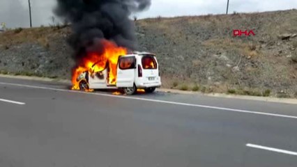 Antalya çocuğunu hastaneye götürdüğü aracı seyir halinde alev alıp, kül oldu