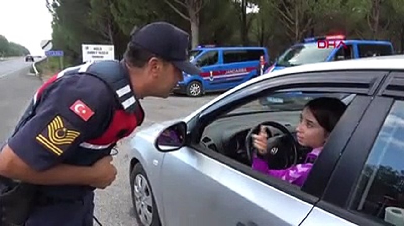 Sigara içen sürücü, ceza kesileceğini anlayınca...