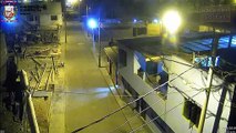 Menino utiliza luz de um poste para fazer os trabalhos da escola