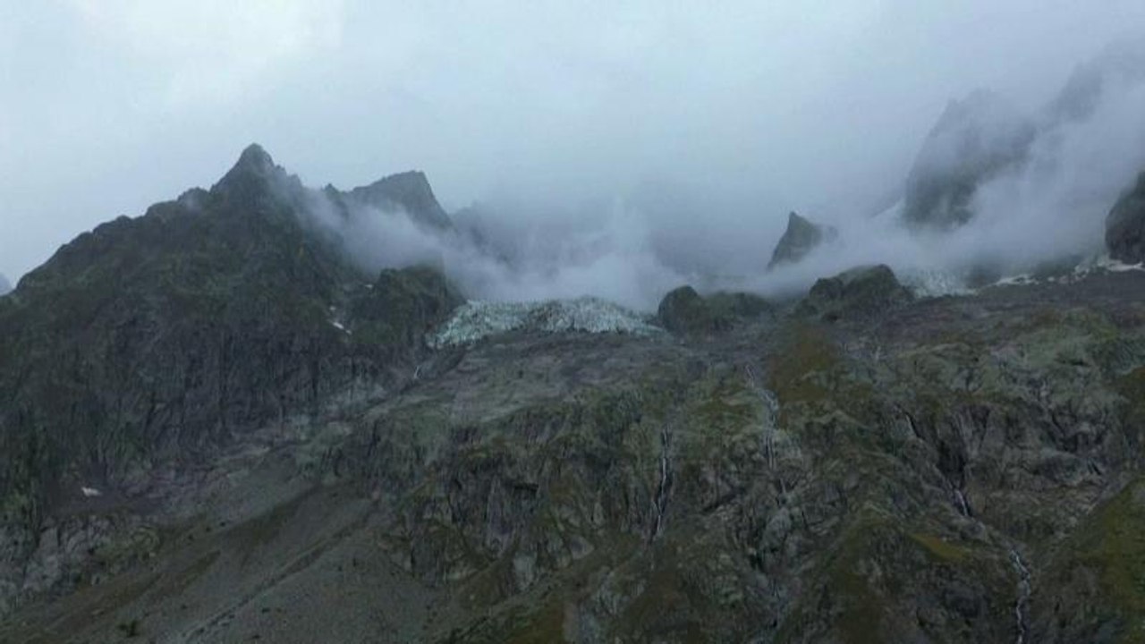 Gleccseromlástól tart egy Mont Blanc-i polgármester, lezáratta az utakat
