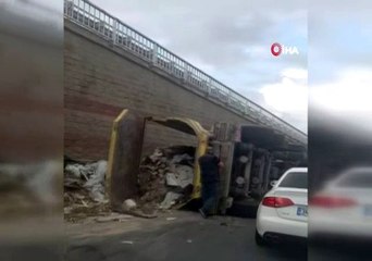 Eyüpsultan'da hafriyat kamyonu devrildi: 1 yaralı