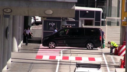 Así logra Isabel Pantoja no ser vista en el aeropuerto e Madrid