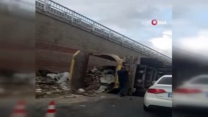 Eyüpsultan’da hafriyat kamyonu devrildi: 1 yaralı