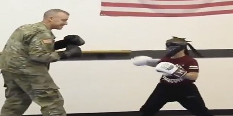 Vídeo Viral: Amor a ciegas entre un padre soldado y su hijo 'boxeador'