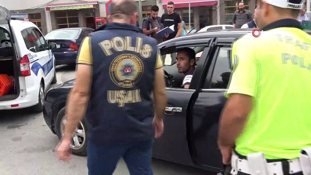 Uşak'ta araçta sigara sürücülere 153'er TL ceza kesildi