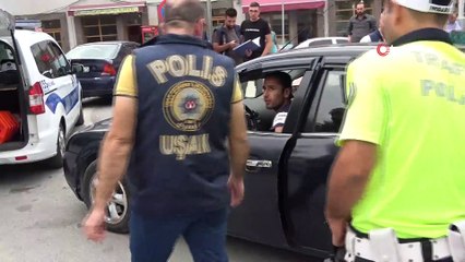 Uşak'ta araçta sigara sürücülere 153'er TL ceza kesildi