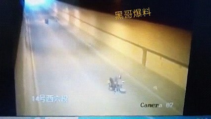 Un scootériste percuté deux fois de suite par la même roue