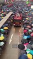 Quand la foule s'ouvre sur le passage des pompier à Hong Kong... Magique