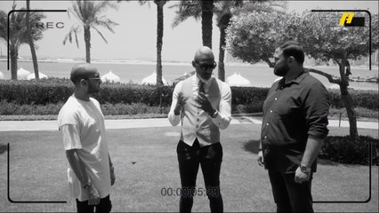 السيد عبد الرحمن يخضع لجلسة تصوير بعد ارتدائه أذواق مختلفة من الأزياء في عيش الدور