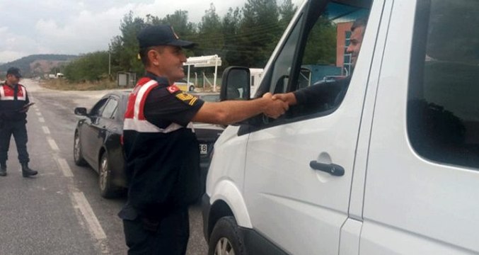 Polis tarafından aranan 14 zanlı dumansız araç uygulamasında yakalandı