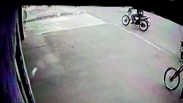 Assaltantes levam diversos produtos de loja e fogem de motocicleta