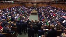 Johnson reta a la oposición a presentar una moción de censura