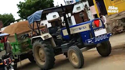 मुरैना में दिनदहाड़े अवैध रेत की मंडी लग रही, वन अधिकारी के बंगले के सामने रेत का सौदा