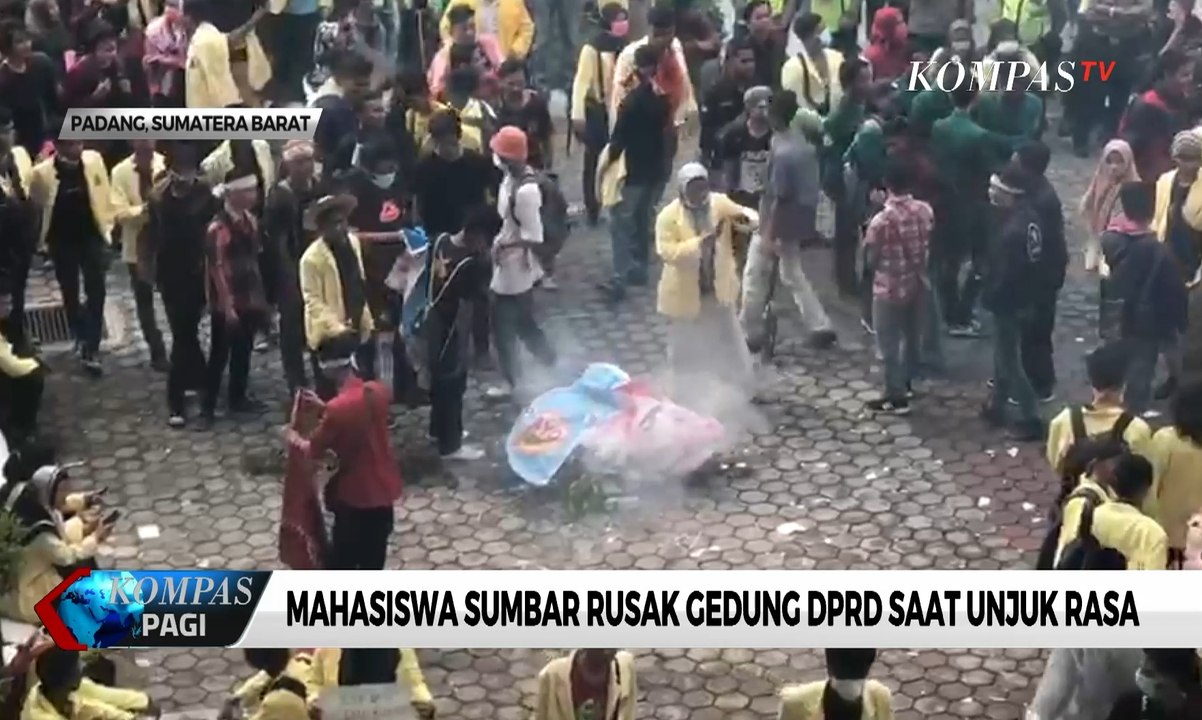 Mahasiswa Sumbar Rusak Gedung DPRD Saat Unjuk Rasa