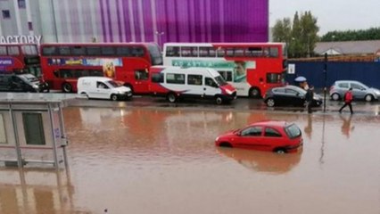 Londra'yı su bastı! Yolcular mahsur kaldı...