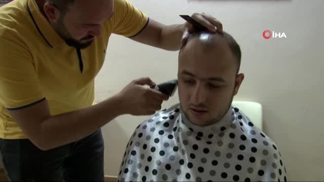 Haftada bir dükkanını kapatıp engellilere kuaför hizmeti veriyor