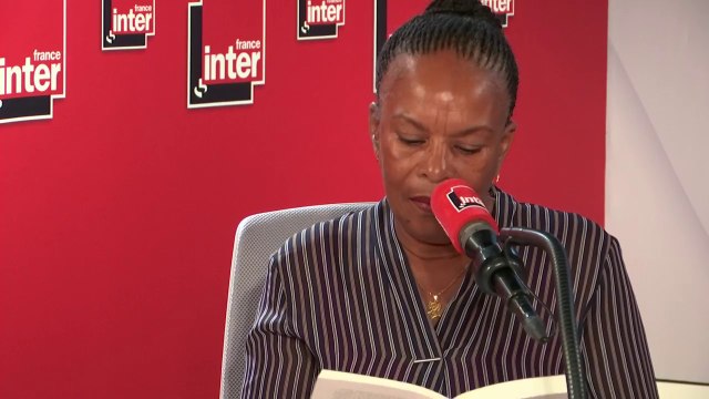 Christiane Taubira lit un extrait de son livre sur la nuit du 13 novembre : Je pleure sur ces jeunes vies arrachés, sur ces mamans en désolation, ces papas dévastés, ces amoureux survivants éberlués, ces amoureuses saccagées par le chagrin