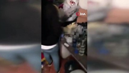 Fatih’te kaçak içki üretilen eve baskın kamerada
