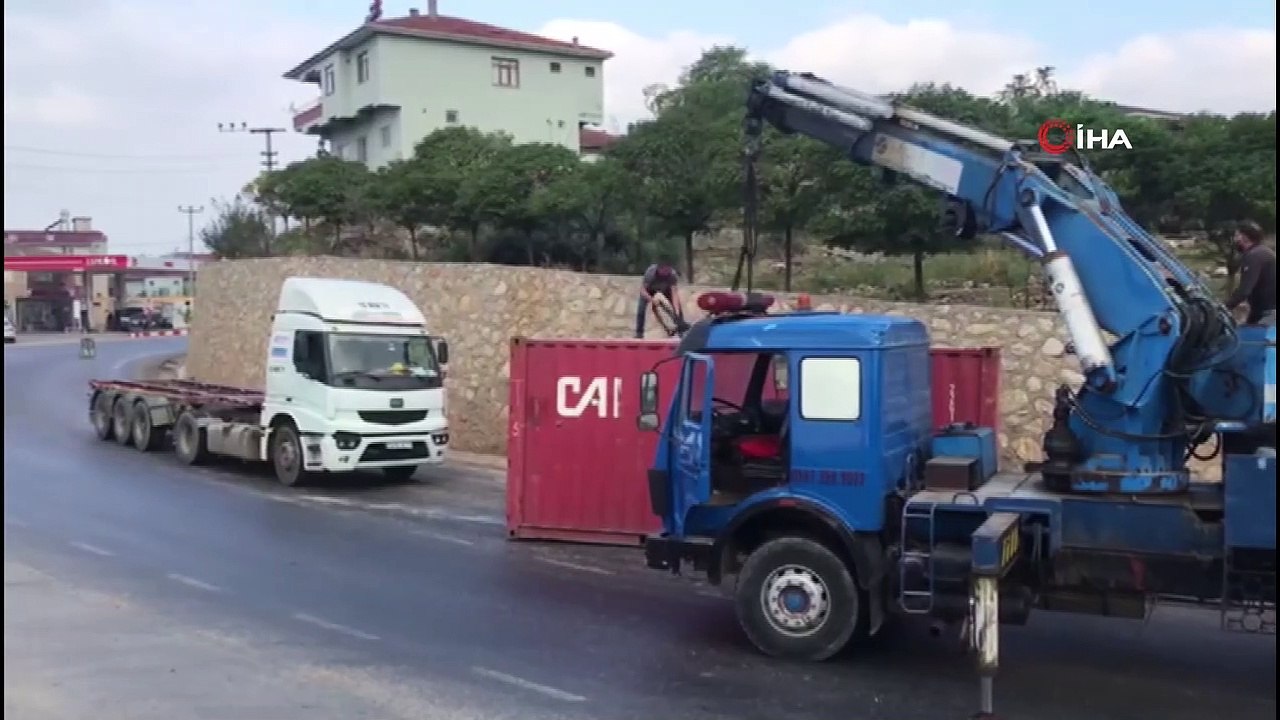 Bursa'da seyir halindeki TIR'ın konteyneri yola fırladı... O anlar kamerada