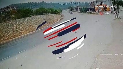 TIR'dan konteyner böyle düştü...O anlar kamerada