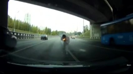 Après un road rage il veut aller se battre et se prend un tir de pistolet de détresse