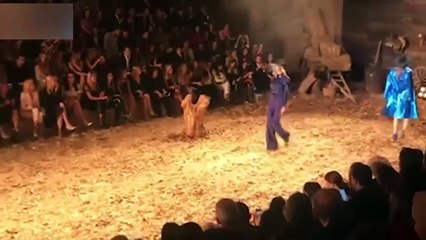 Çağla Şıkel'in korktuğu başına geldi! Podyumda etek kazası