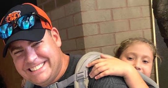 Née avec une malformation qui la paralyse, une petite fille voyage sur le dos d'un professeur pour ne pas qu'elle manque le voyage scolaire