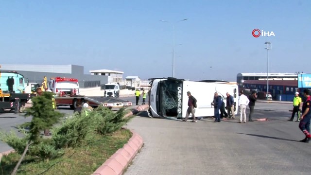Sürücüsünün kalp krizi geçirdiği işçi servisi yan yattı: 10 yaralı