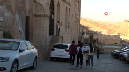 Zinciriye Medresesi'nin duvarında oluşan kireçlenme vatandaşları tedirgin etti