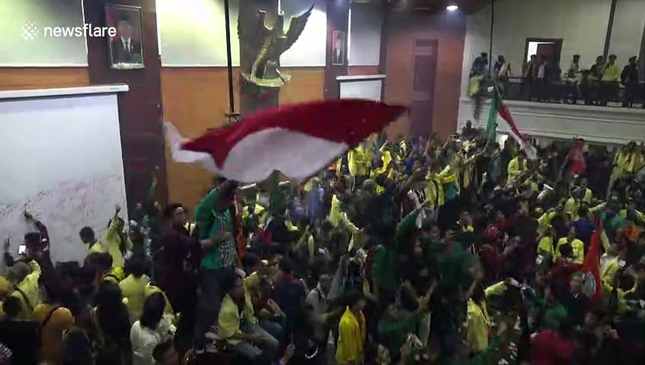 Students pelt portrait of Indonesian president with rubbish during protests