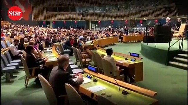 Ruhani kürsüye çıkınca salonu terk etti